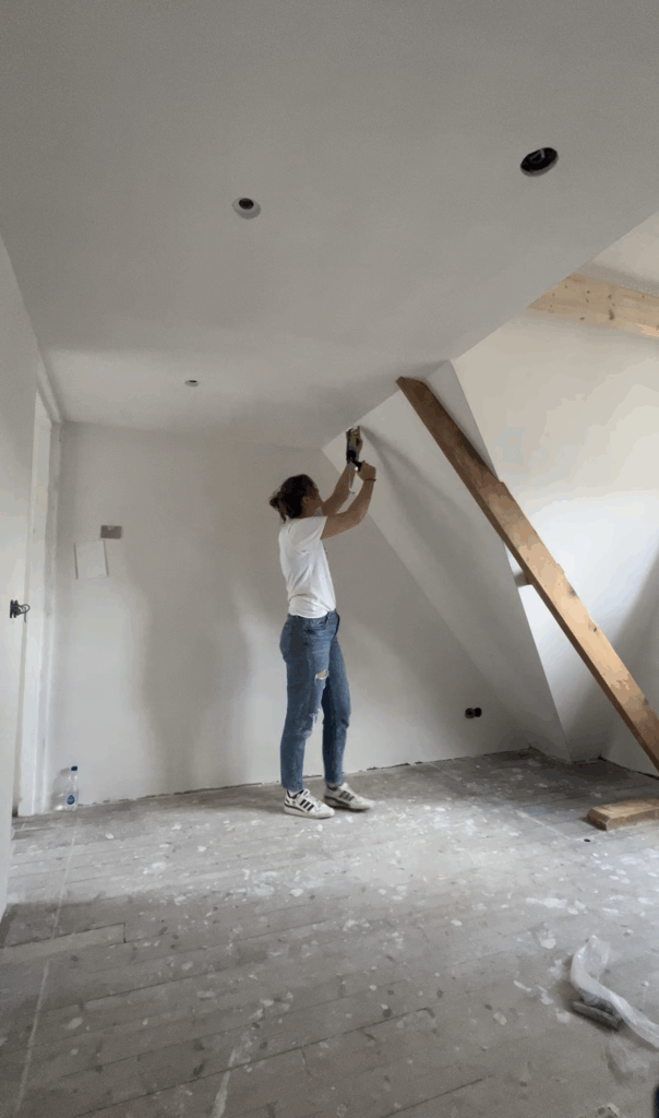 Esther houd t van klussen.