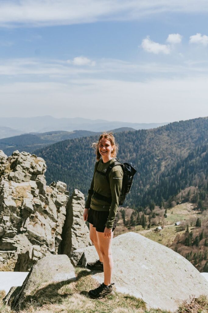 Esther op de top van de berg met prachtig uitzicht!