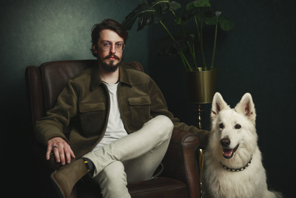 Delano in de Sturdy fauteuil met een witte hond