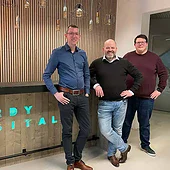 Moderne digitale marketing professionals in kantooromgeving bij Sturdy Digital in Nederland.