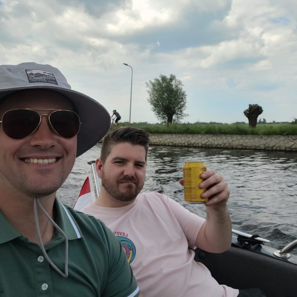 Thomas chillt op een bootje met een pintje