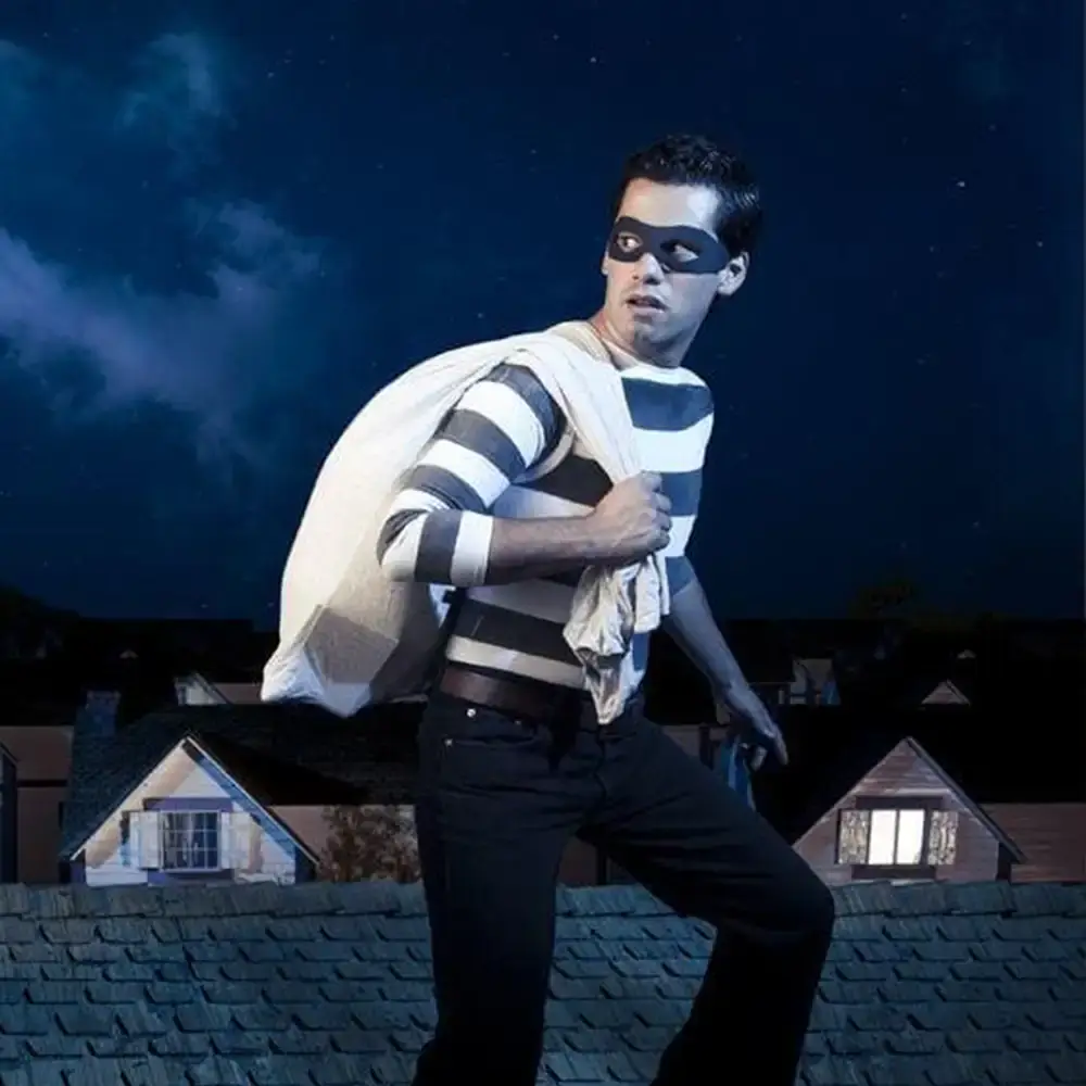 Forse, dichtbij huis op een avond onder de sterren hemel, een man gekleed als superhero met een masker en stripstripes, terwijl hij over een dakterras loopt, symboliseert kracht en avontuur.