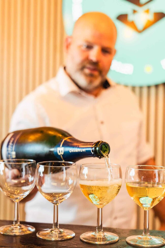 Het opleveren van een project wordt aan de Sturdy Bar gevierd met een heerlijk glas champagne.