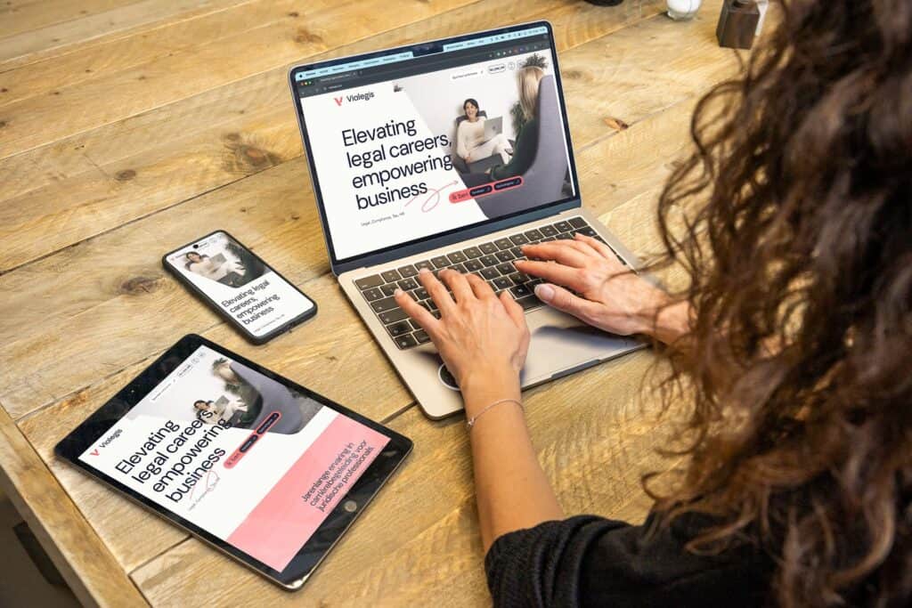 Vialegis.be gepresenteerd op verschillende schermen