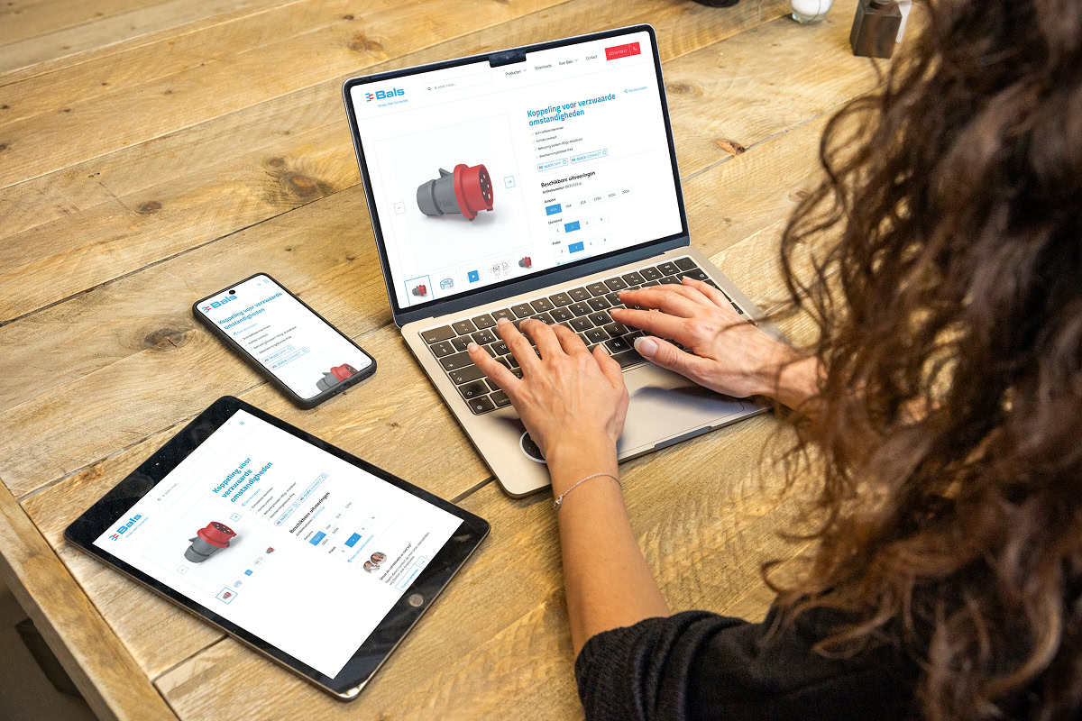 Een computer, tablet en smartphone tonen de website van Bals.