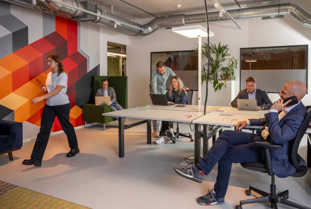 Het kantoor van Rewire Recruitment met zes personen die aan het werk zijn.