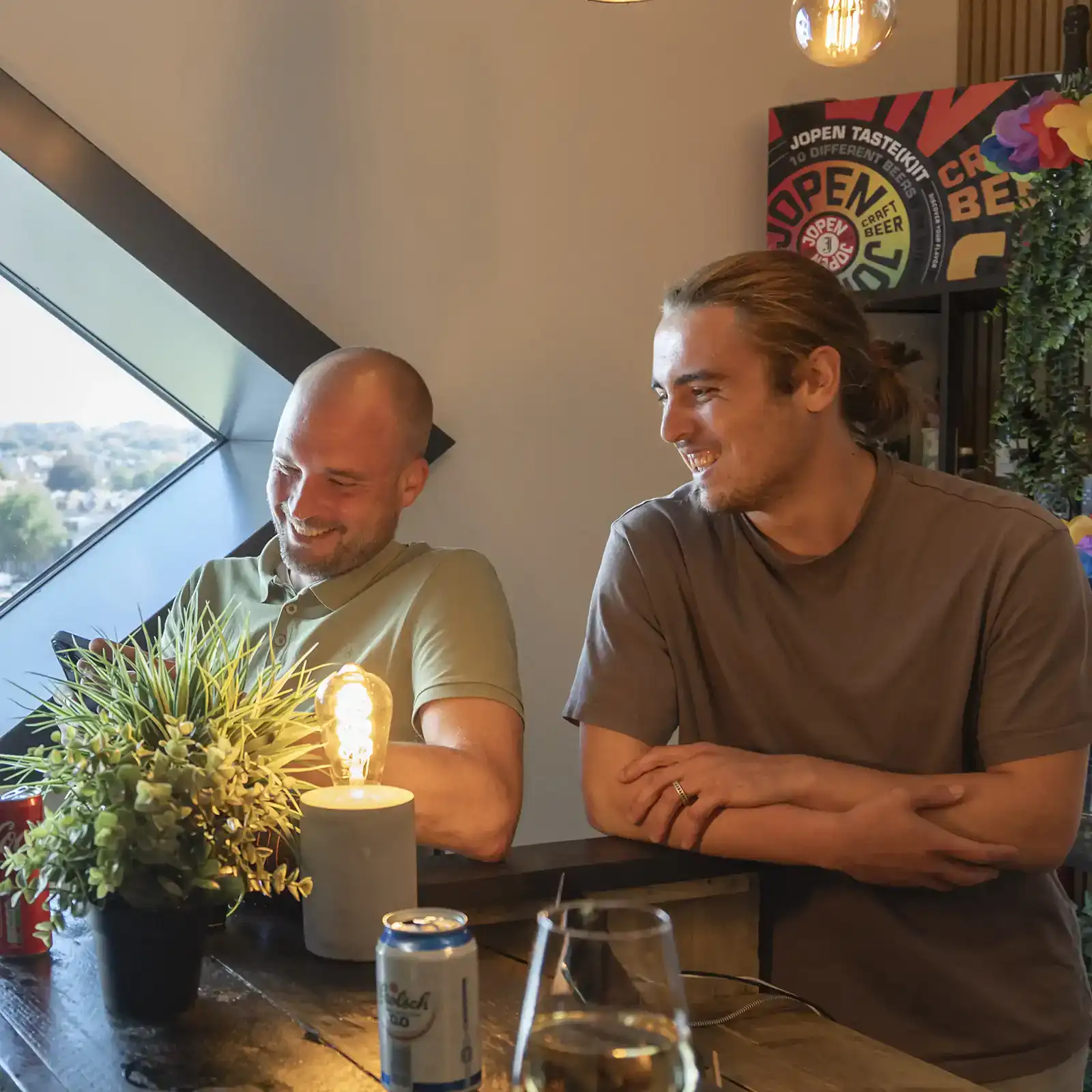 Frans overlegt met een klant over de juiste strategie voor het ontwikkelen van een nieuwe website.