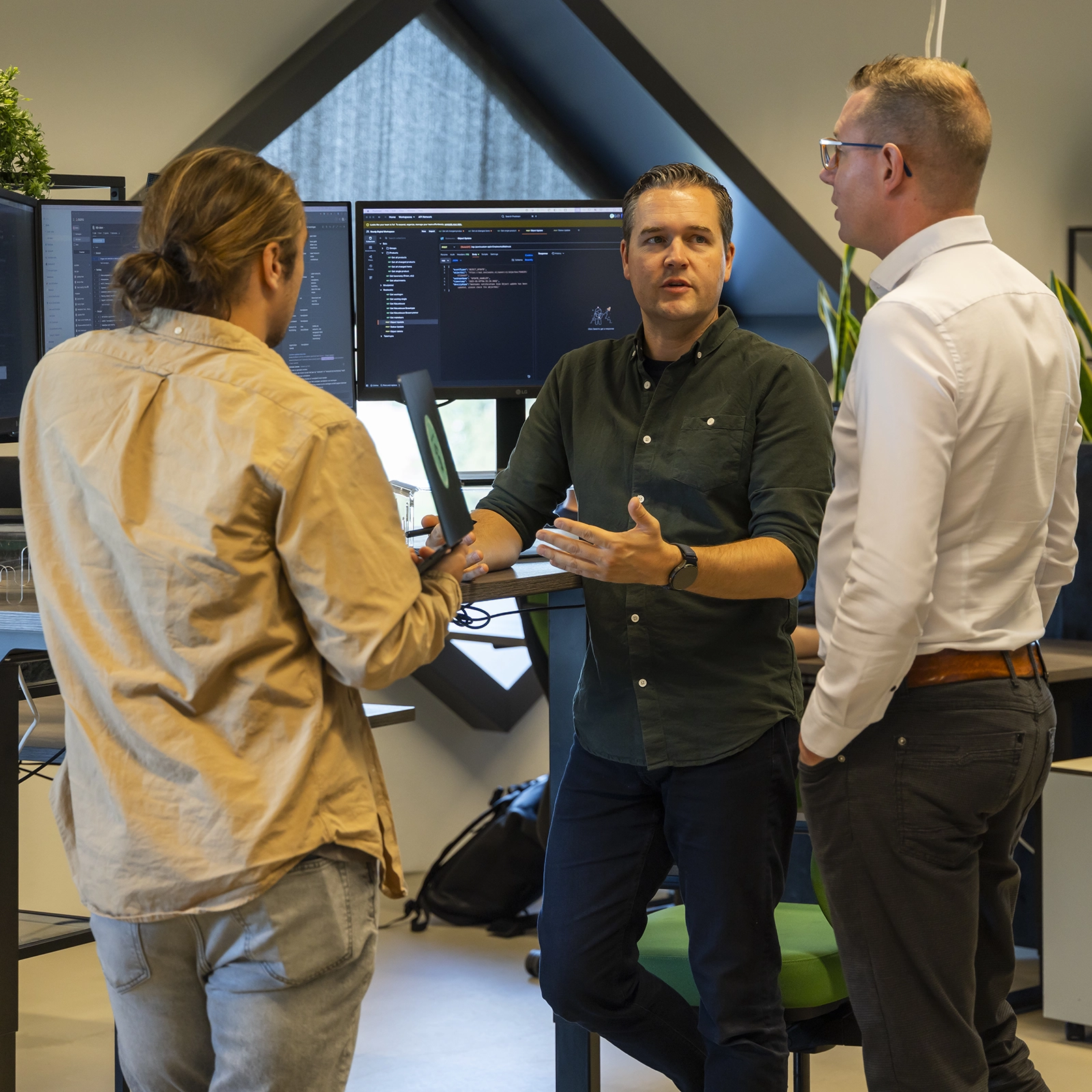 Drie WordPress specialisten overleggen over de juiste aanpak voor een technische uitdaging in de code