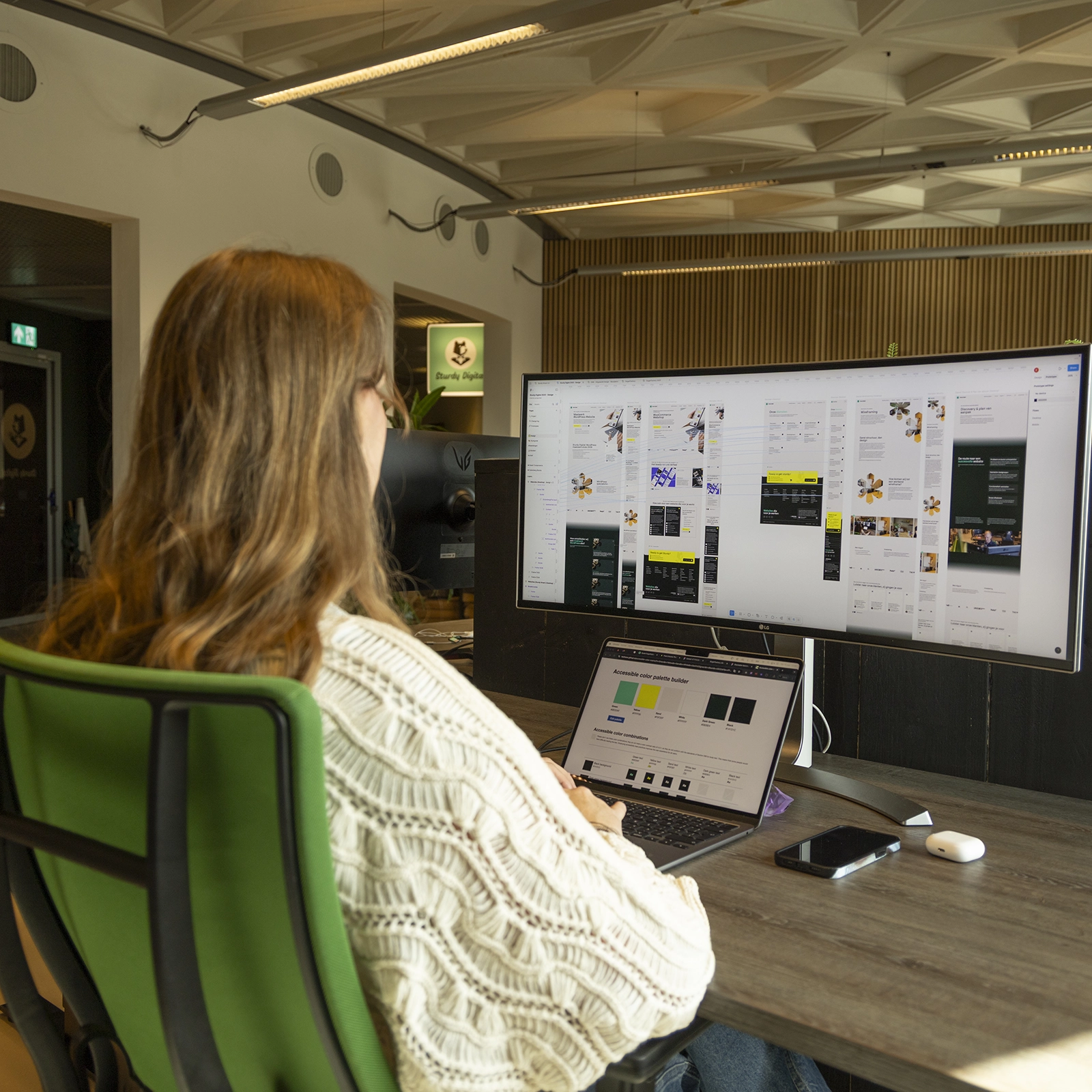 Een WordPress website designer werkt aan het nieuwe webdesign van sturdydigital.nl