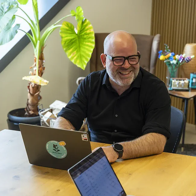 Frans overlegt met een klant over de juiste strategie voor het ontwikkelen van een nieuwe website.