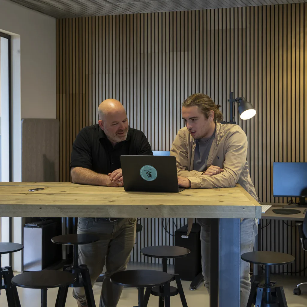 Stand-up overleg tussen strategie en development in het kantoor van Sturdy Digital in Halfweg