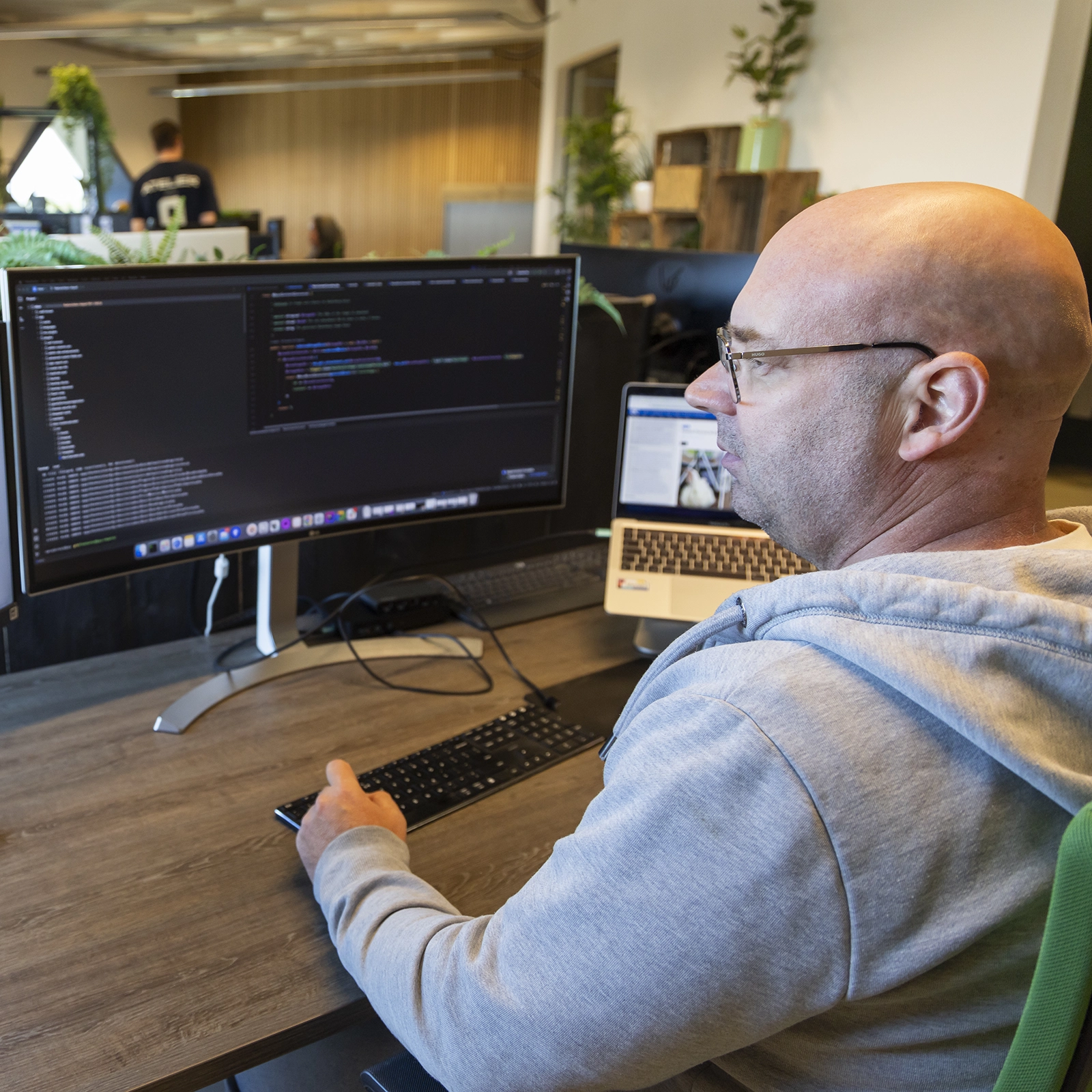 een gespecialiseerde WordPress developer schrijft code voor maatwerk in WordPress