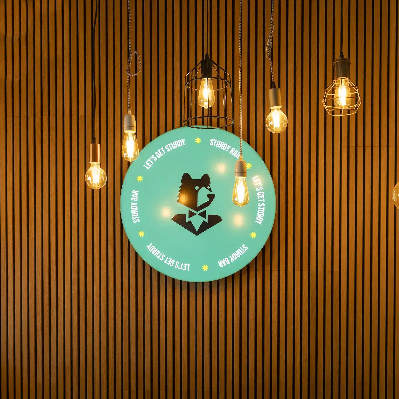 Designer achter haar bureau aan het werk op kantoor.