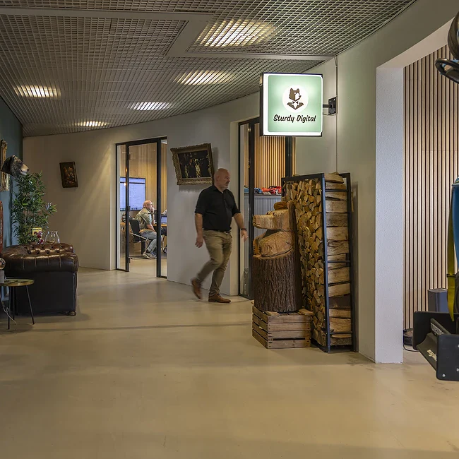 Doorkijkje in het kantoor van Sturdy Digital, In de boardroom vind development overleg plaats, Frans loopt de directiekamer in.