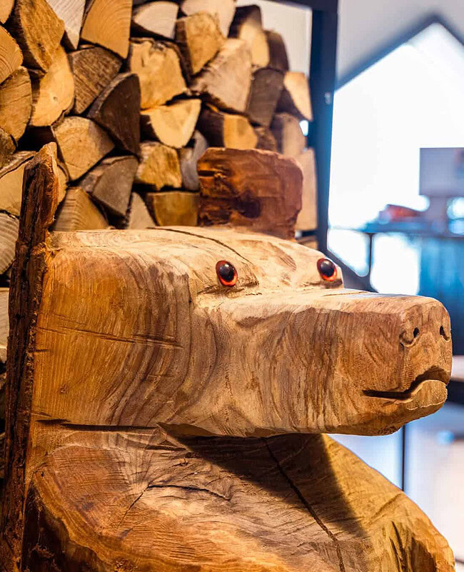 Sturdy zelf uit een boomstam gesneden.