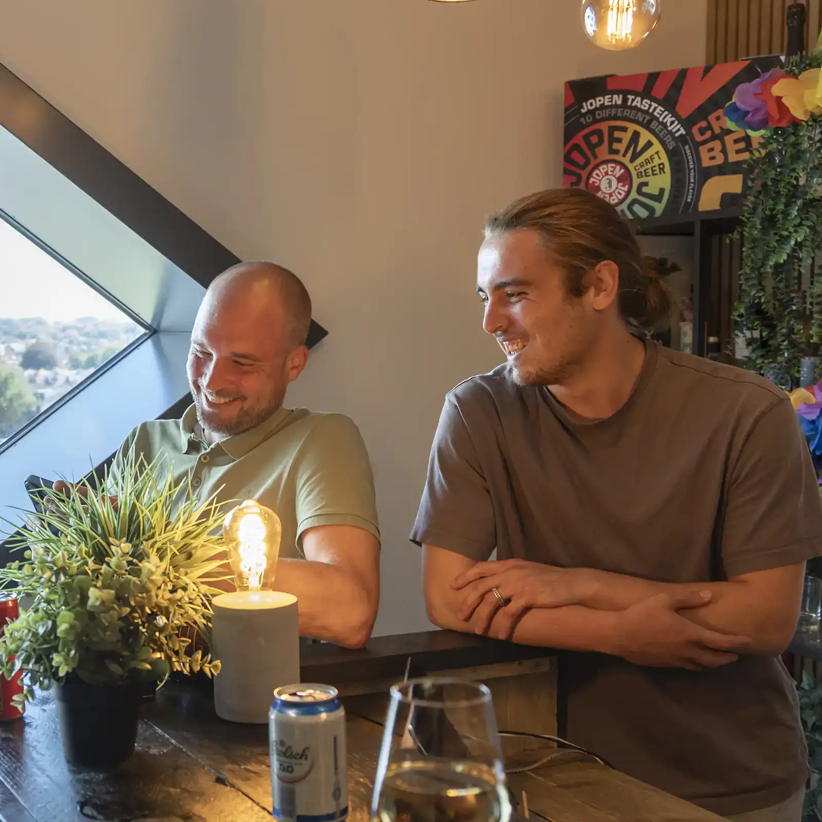 Twee collega's tijdens een borrel op kantoor