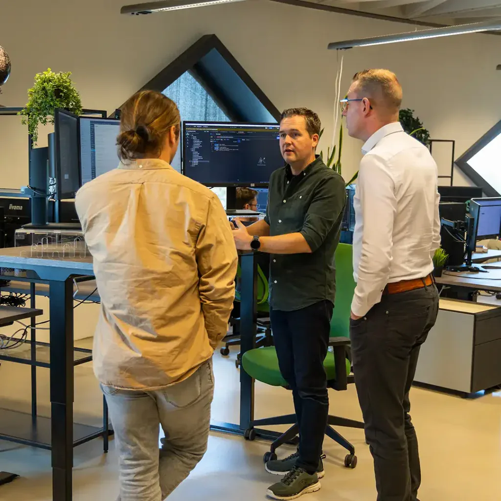 De WordPress specialisten van Sturdy Digital luisteren aandachtig naar een presentatie in de Sturdy Bar