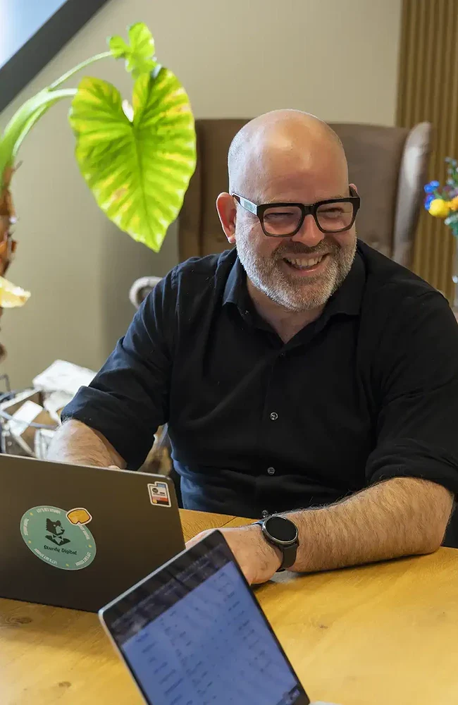 Frans overlegt met een klant over de juiste strategie voor het ontwikkelen van een nieuwe website.