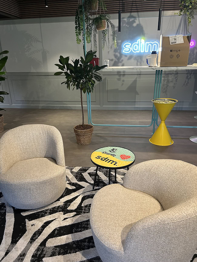 Sturdy Digital Loves SDIM tafel op het kantoor van SDIM